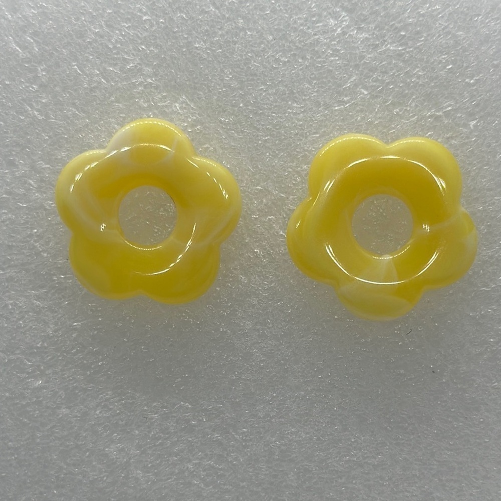 Retro 70s Style Yellow Flower Power Earrings - 1 Inch